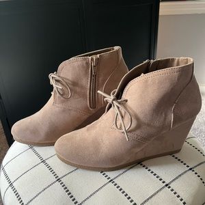 Size 7 Light brown/tan Universal Thread Booties